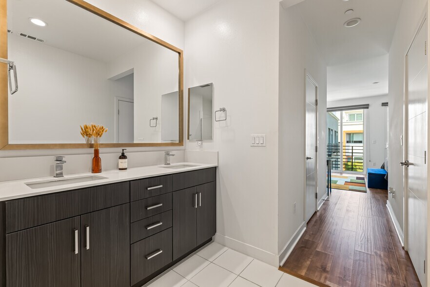 Ensuite Master Bathroom. Double vanity - 215 Elm Ave