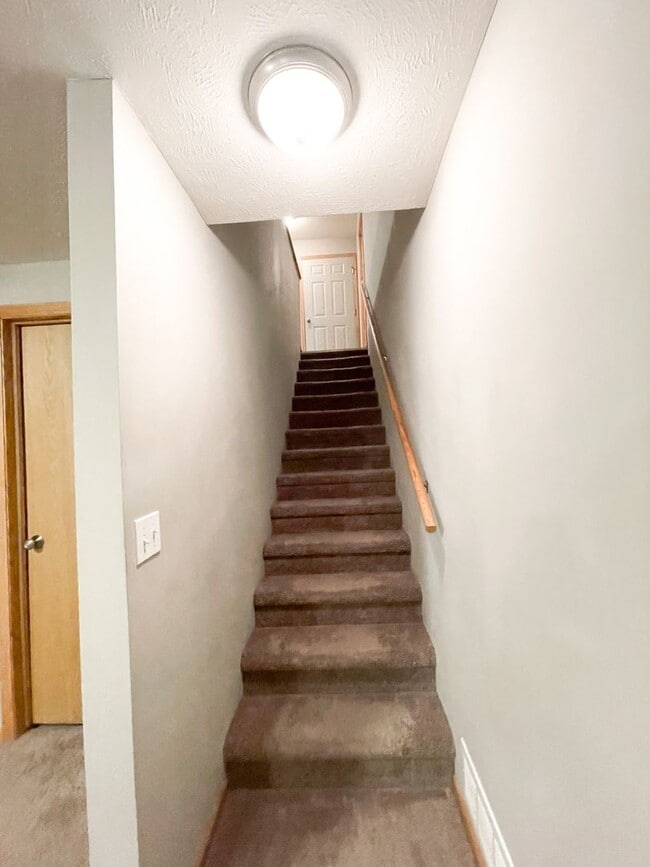 Building Photo - 3 Bedroom & 3 Bathroom Townhouse for Rent!