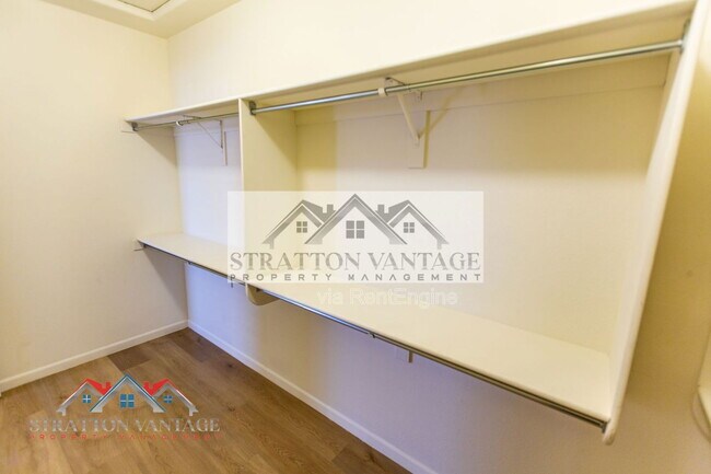 Building Photo - 960 E Constitution Dr