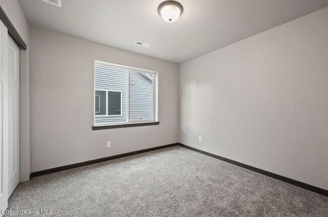 Building Photo - Home in Spirit Lake!