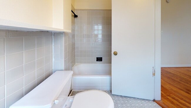 Building Photo - 109 C St SE