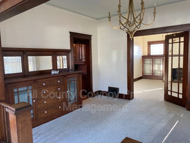 Building Photo - 623 E Lewis St