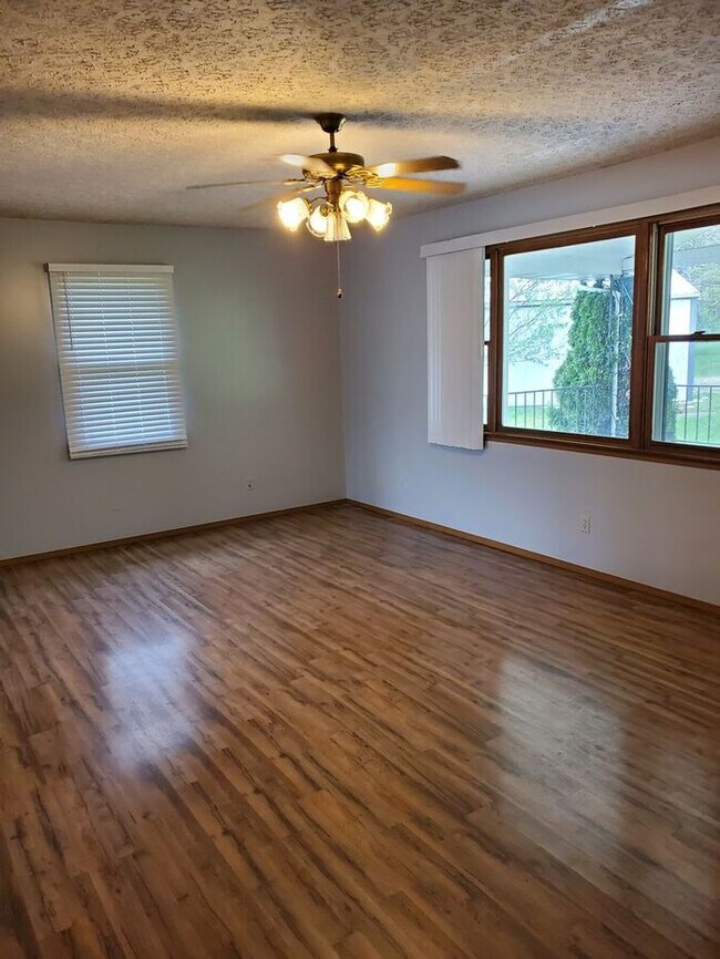 Building Photo - Available May 12th!!!! Laquey school district