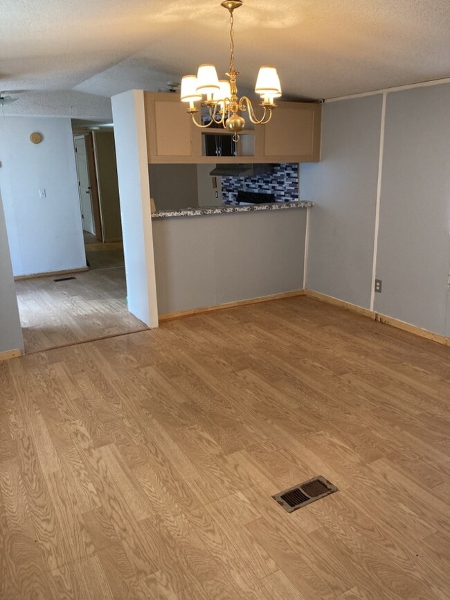 Building Photo - Belton Home