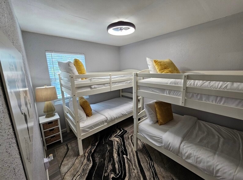 Room 3 - 7886 Hamlet St