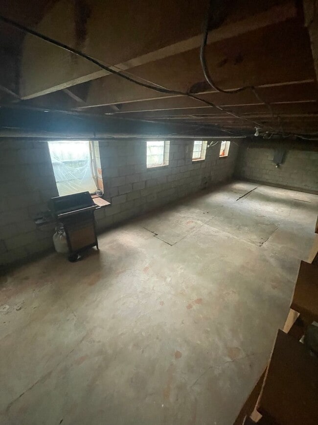 Building Photo - 2 bedroom 3 bath  Mid- Century style home! This home has a wonderful outdoor area great for Enter...