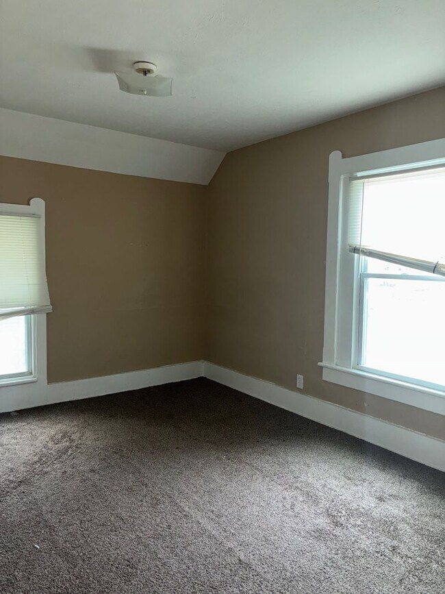 Building Photo - Charming 3-Bedroom Property in Prime Location