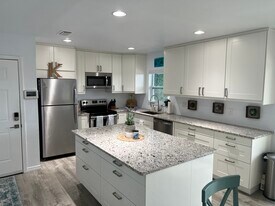 Building Photo - 8815 Bay Pointe Dr