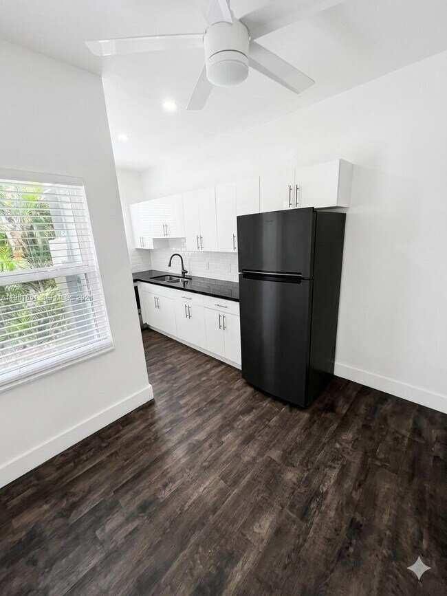 Building Photo - 317 W 28th St