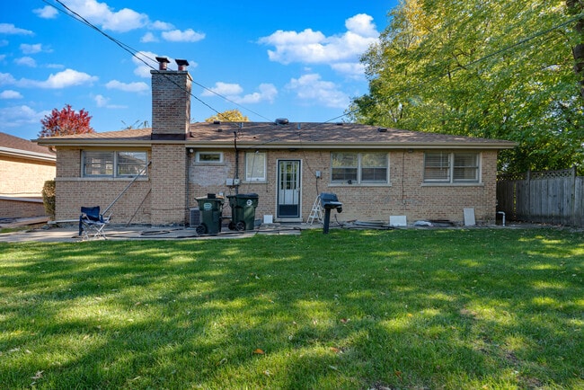 Building Photo - 7330 N Kilbourn Ave