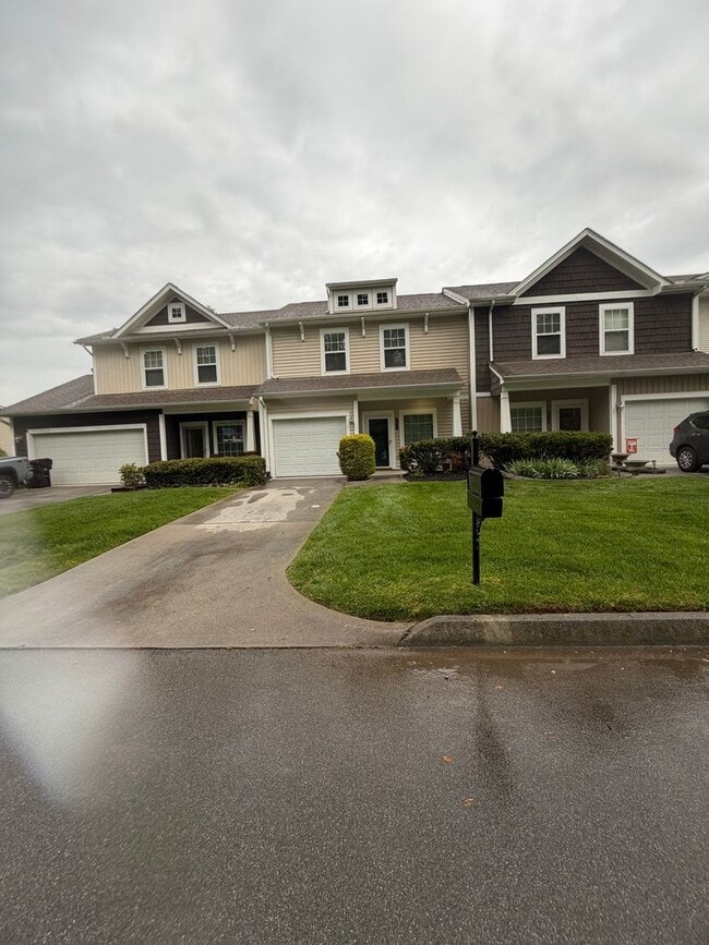 Building Photo - Knoxville Lovell Road Area 3 Bedroom 2.5 Bath with Garage Lawn Maintenance and Trash Pick up incl...
