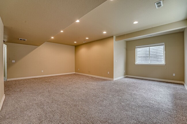 Building Photo - Stunning 5-Bedroom Home with Lake Views in...