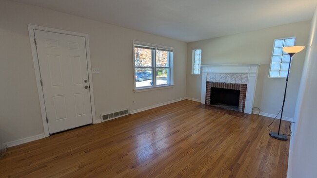 living room - 8424 Korea Dr