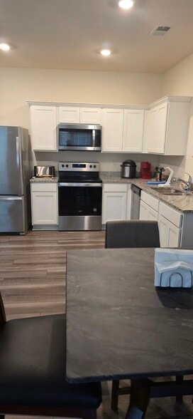 Kitchen - 1044 Paddington Dr