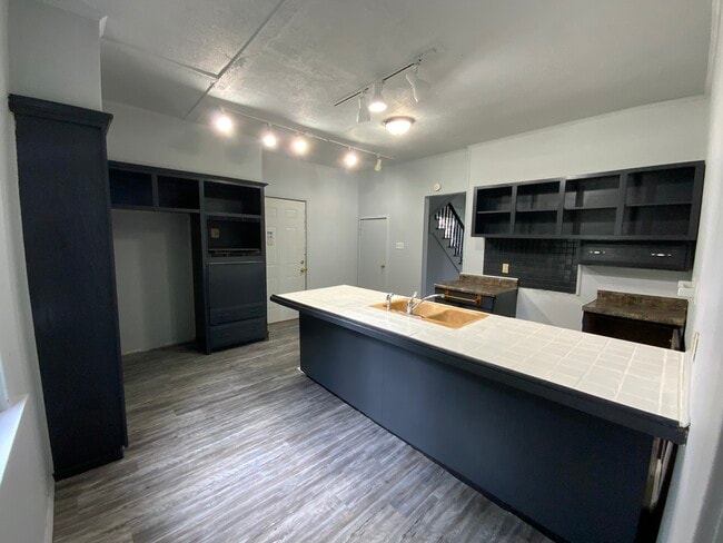 Building Photo - 1207 N Walnut St
