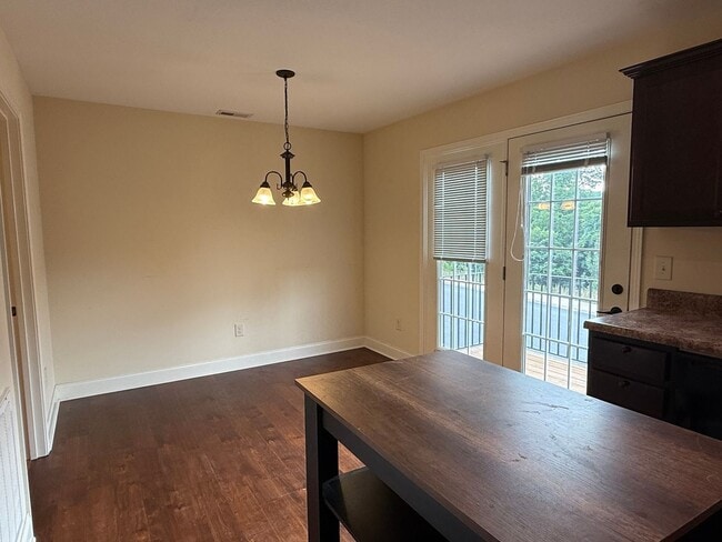 Building Photo - Tri level 2 bed, 2.5 bath Condo! Lakeridge School District.