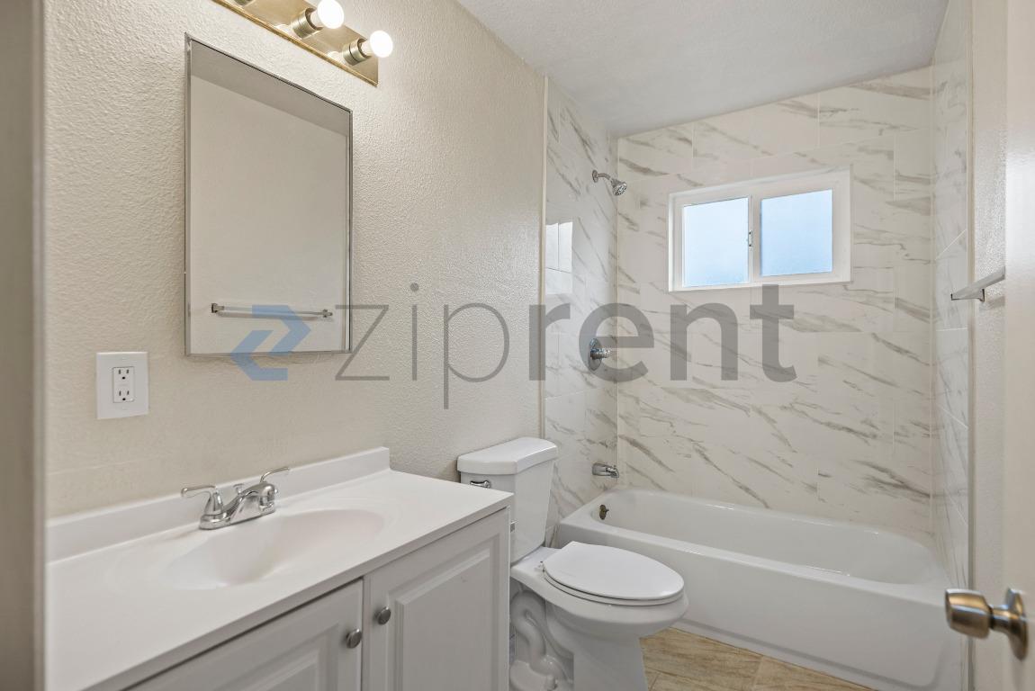 Building Photo - 1371 Vía Dondera