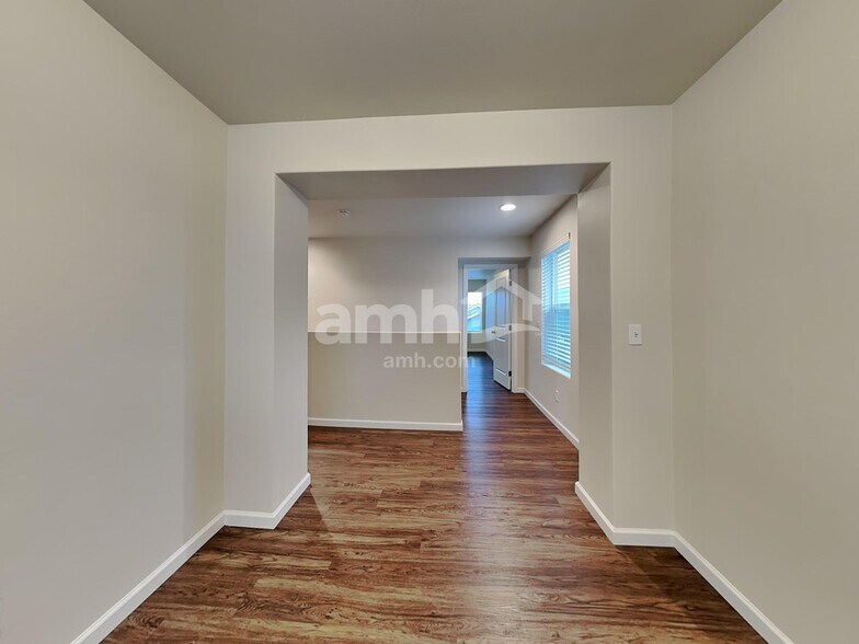 Building Photo - 18946 Lipoma Ave E