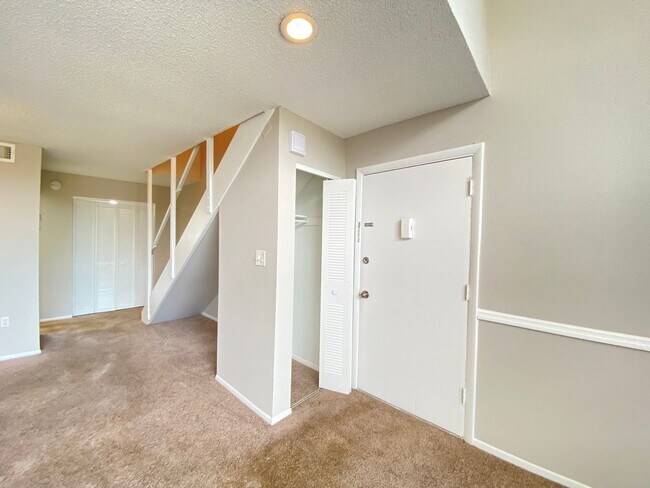 Building Photo - SANDY COVE CONDO - 1BR/1BA WITH BALCONY