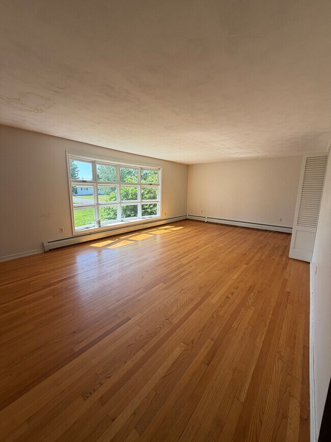 Building Photo - 818 Griffin Pond Rd