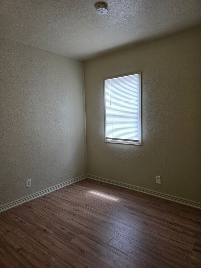 Building Photo - Cozy 2 Bedroom Cottage