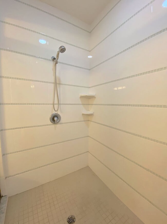 Building Photo - Stunning and Unique Luxury Town Home for R...