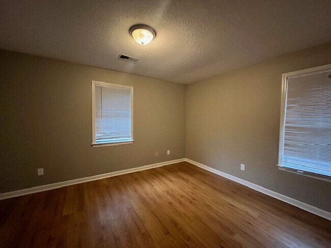 Building Photo - Renovated 3 Bedroom 2 Bath Home for Rent w...