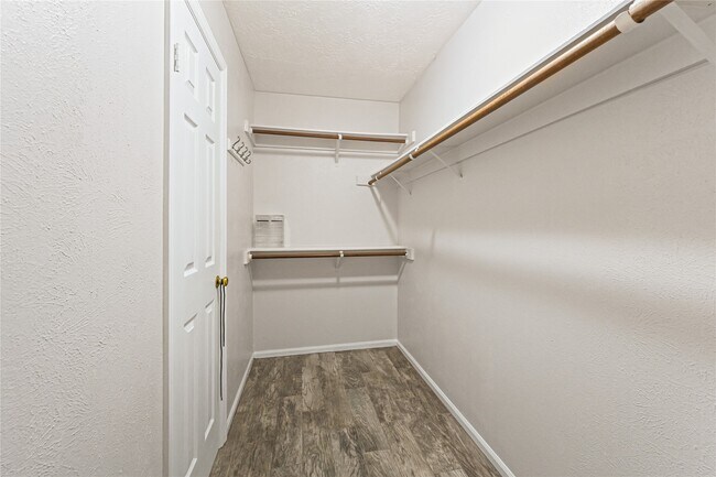 Building Photo - 1555 Hillside Elm St