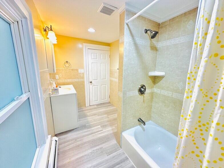 Bathroom - 181 Mansion St