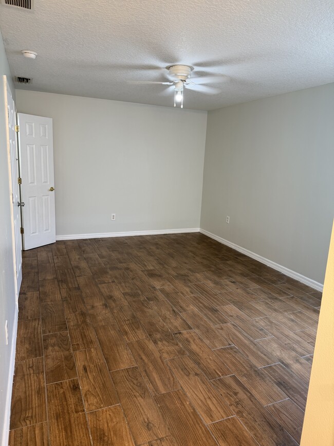 Building Photo - 2929 Fan Palm Dr