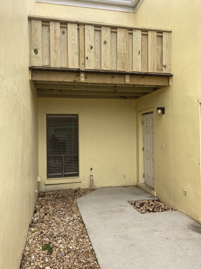 Building Photo - Indialantic Townhouse