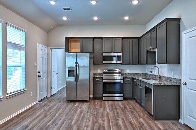 Building Photo - 11550 Persimmon St