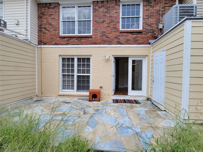 Building Photo - Townhouse off Vaughn Rd