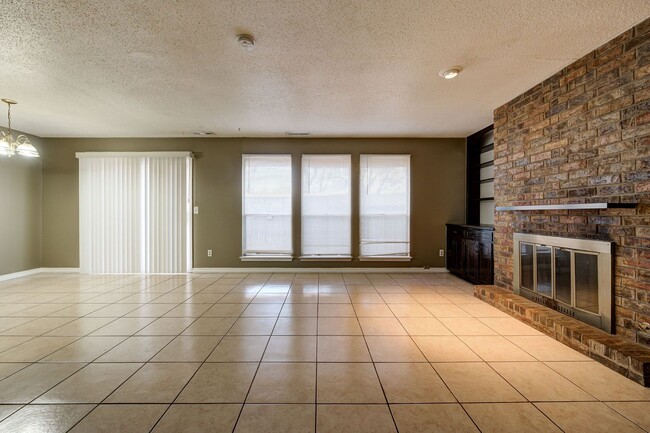 Building Photo - Charming and Spacious 2BD/1.5BTH Duplex Near Lake Hefner – Perfectly Located for Shopping and Dining