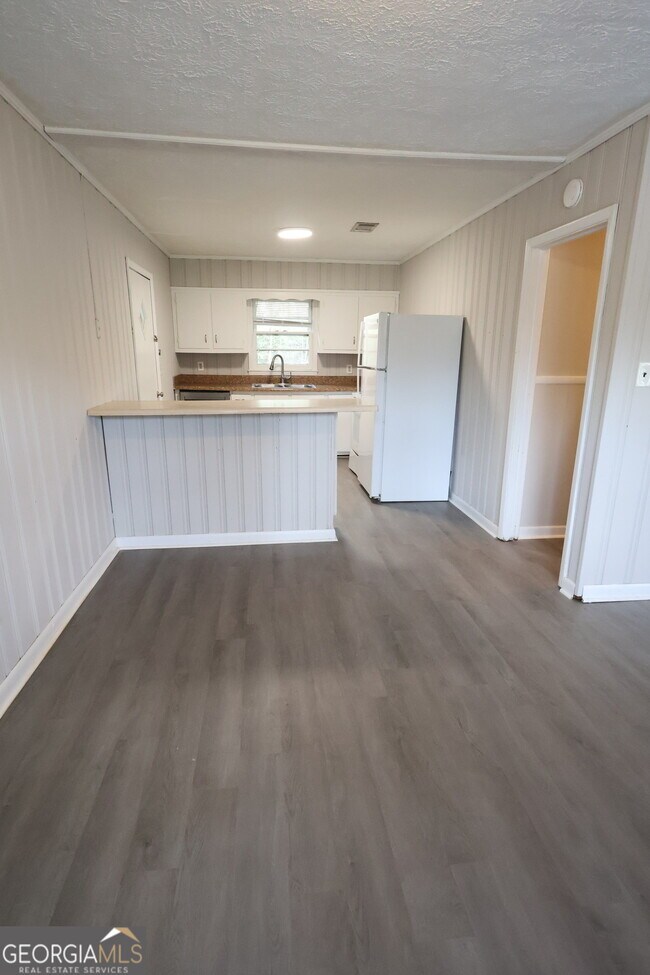 Building Photo - 351 Brook St