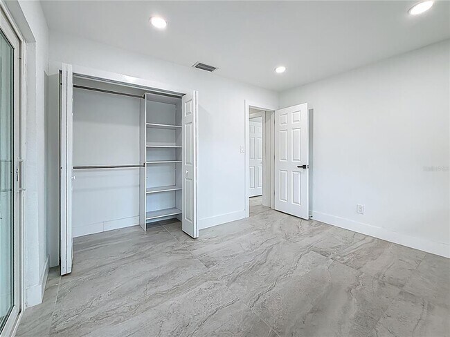 Building Photo - 572 Baywood Dr N