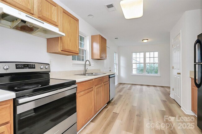 Building Photo - 1215 McAllister Dr