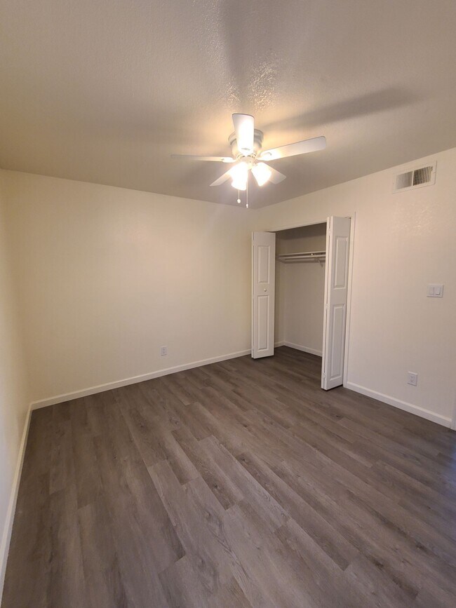 Building Photo - Renovated 2 Bedroom, 1 Bath w/ Washer Dryer Hook Ups and 1 MONTH FREE RENT!