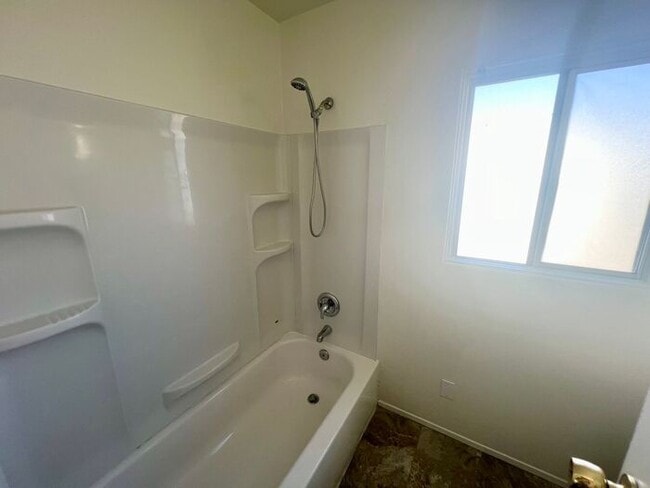 Building Photo - Charming Upstairs 2BR/1BA Apartment in Nor...