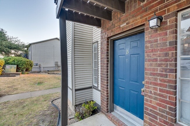 Building Photo - Uptown Townhome - 2BD / 2.5BA - Near Downt...
