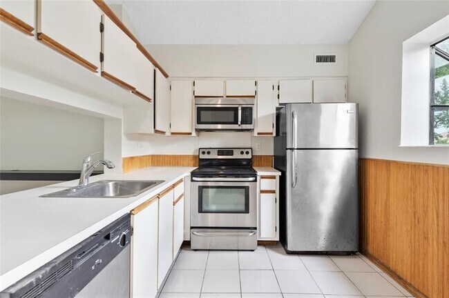 Building Photo - 610 Gardens Dr