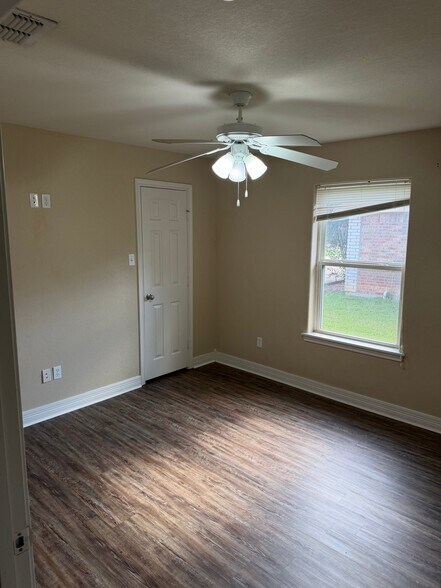 Building Photo - 121 Helane Ln