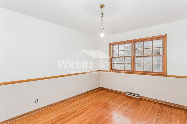 Building Photo - Large 3 bedroom , 2 bath home