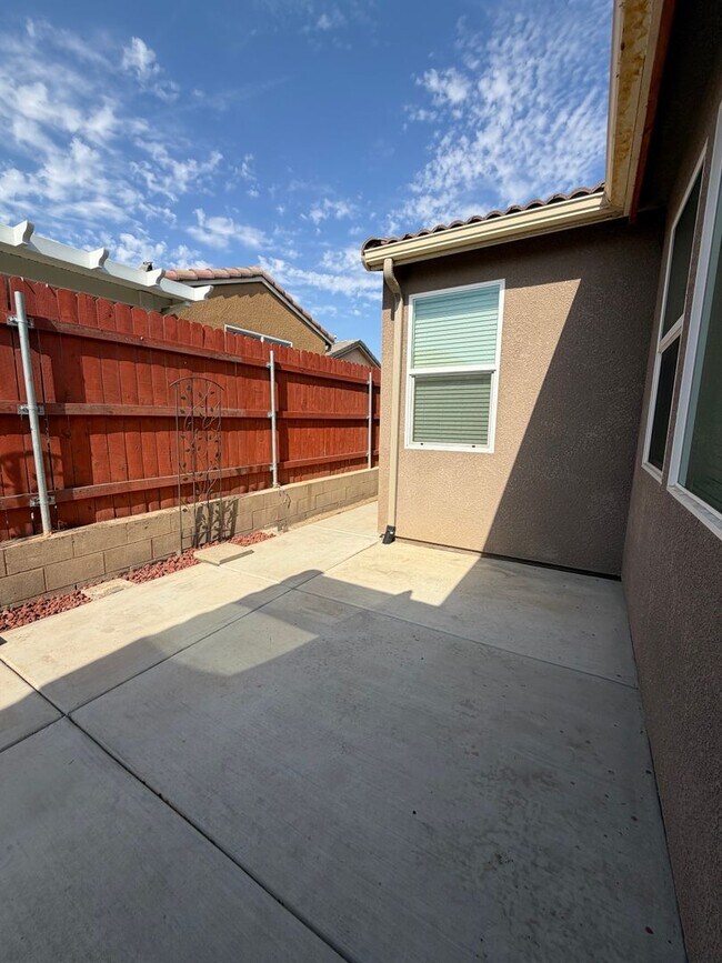 Building Photo - 2153 Lombard Ln