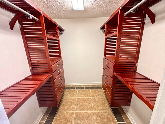 Building Photo - 433 Deer Lake Pl