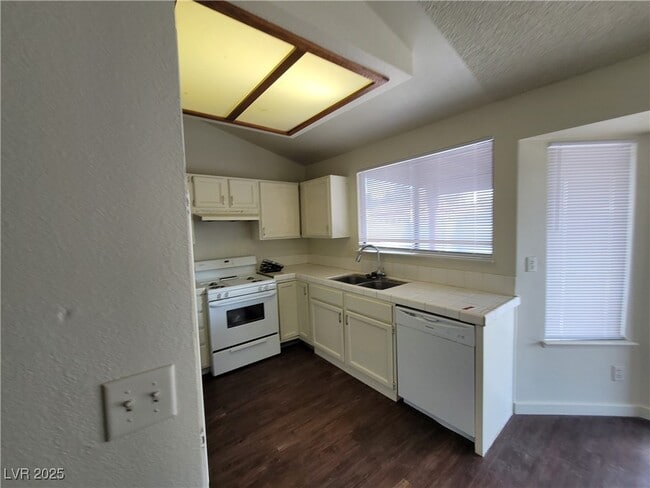 Building Photo - 372 Rushing Creek Ct