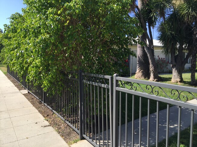 Building Photo - 263 N Florence St