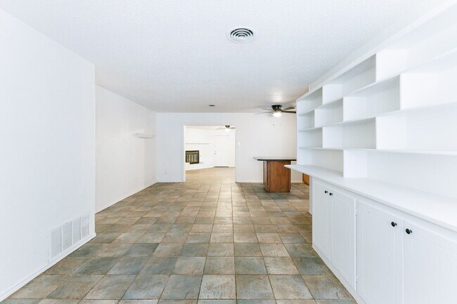 Building Photo - Updated 4 bedroom close to LCU and Tech