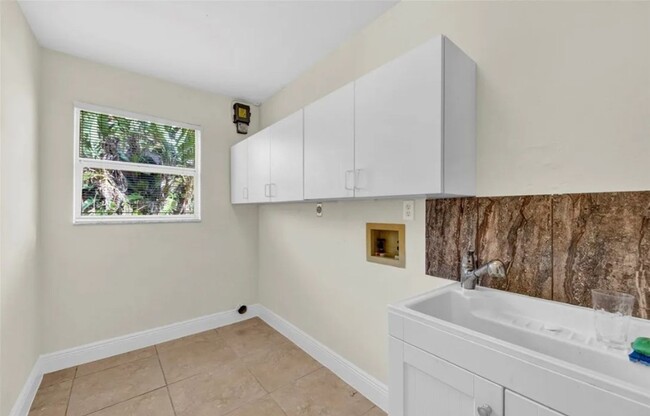 Building Photo - Stunning 3-Bedroom, 2-Bath Estate Home in ...
