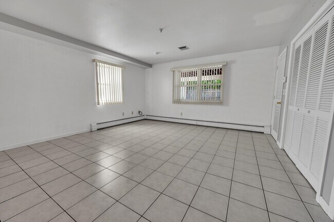 Building Photo - 311 6th St